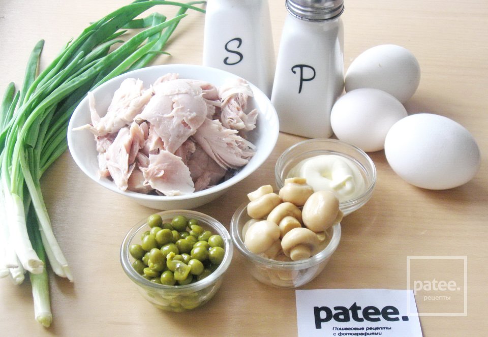 Салат с отварной курицей и маринованными грибами - Шаг 1