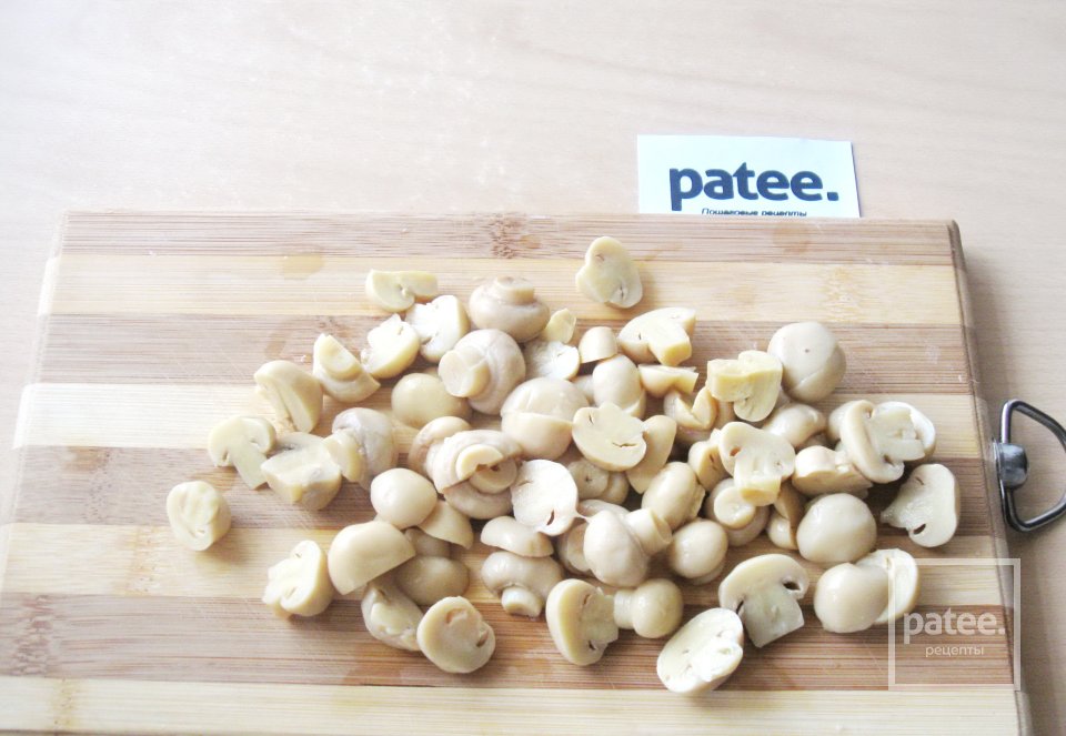 Салат с отварной курицей и маринованными грибами - Шаг 2