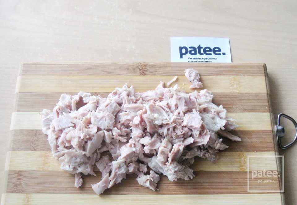 Салат с отварной курицей и маринованными грибами - Шаг 3