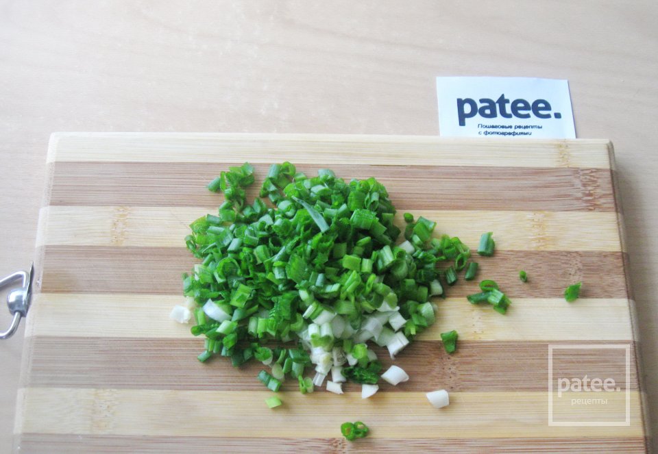 Салат с отварной курицей и маринованными грибами - Шаг 4