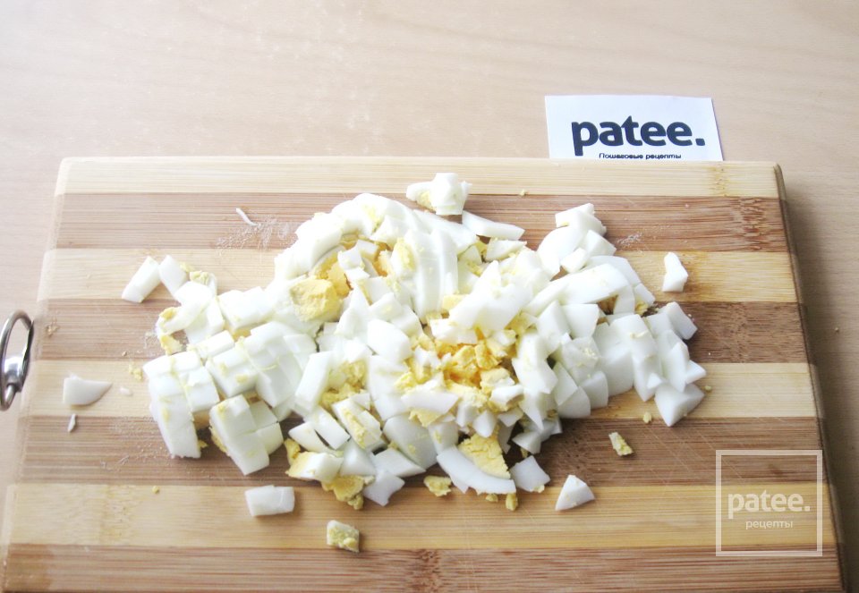 Салат с отварной курицей и маринованными грибами - Шаг 5