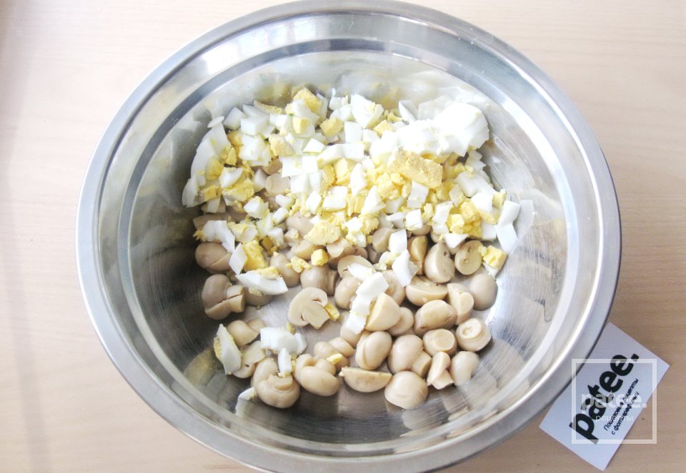 Салат с отварной курицей и маринованными грибами - Шаг 7