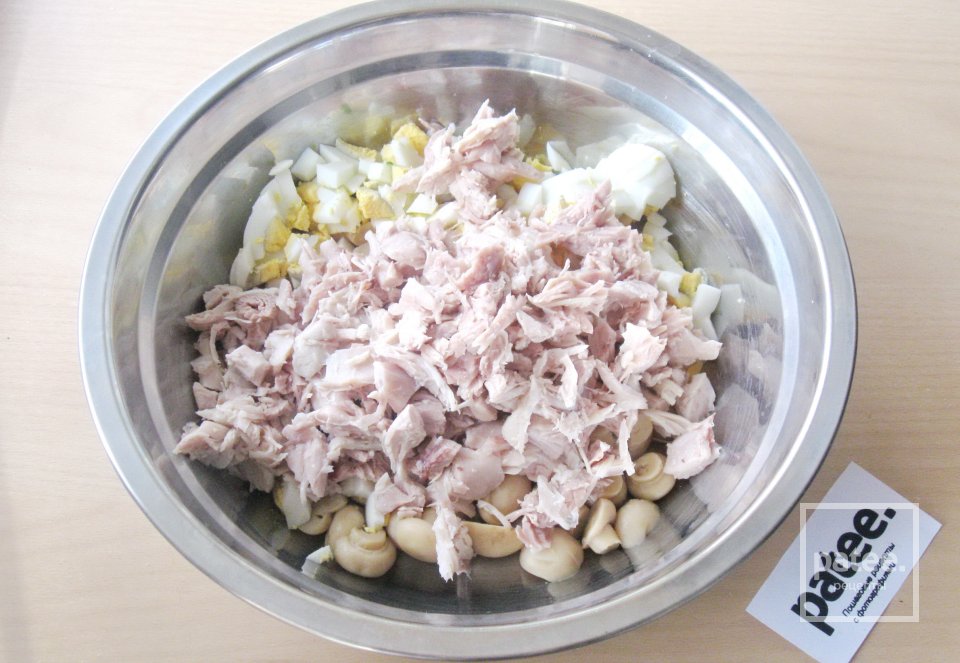 Салат с отварной курицей и маринованными грибами - Шаг 8