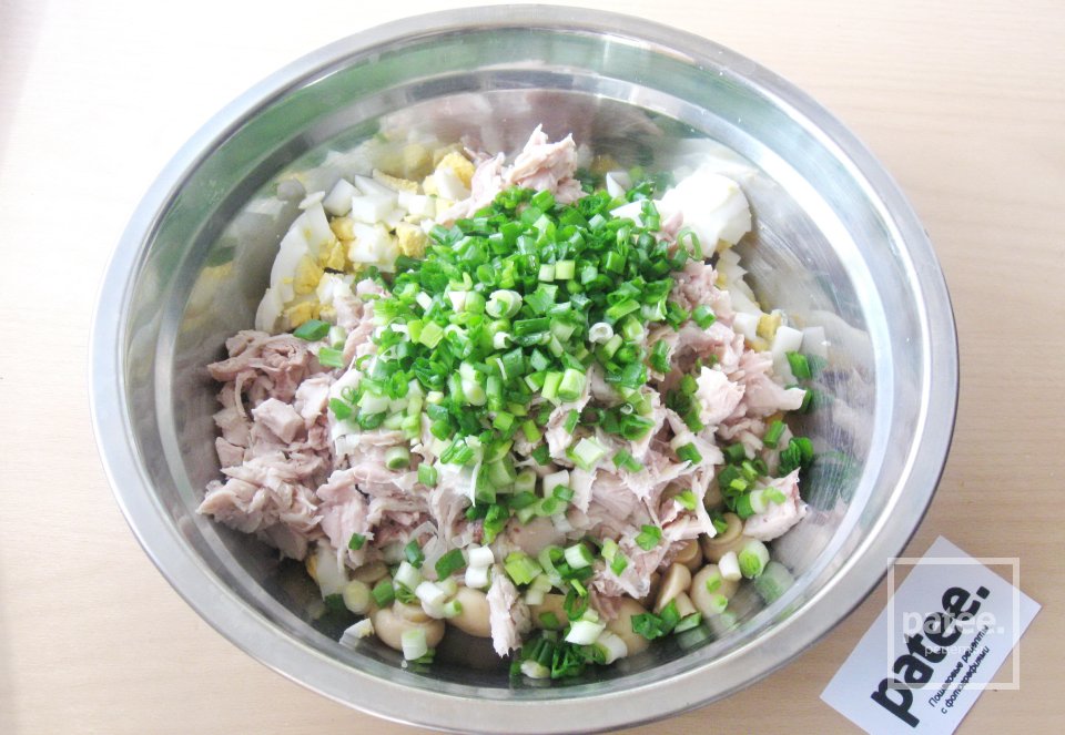 Салат с отварной курицей и маринованными грибами - Шаг 9