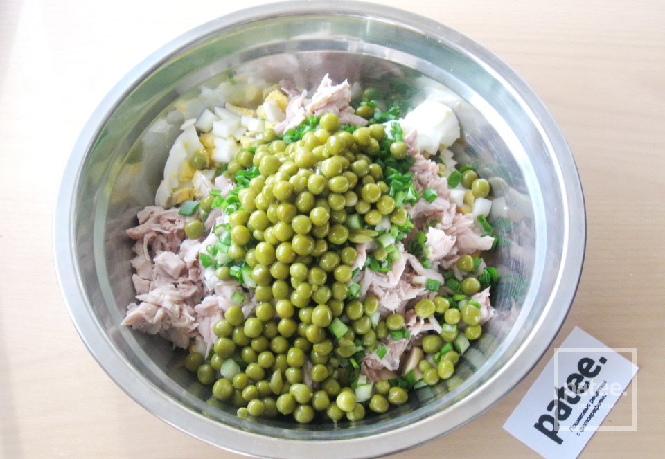 Салат с отварной курицей и маринованными грибами - Шаг 10