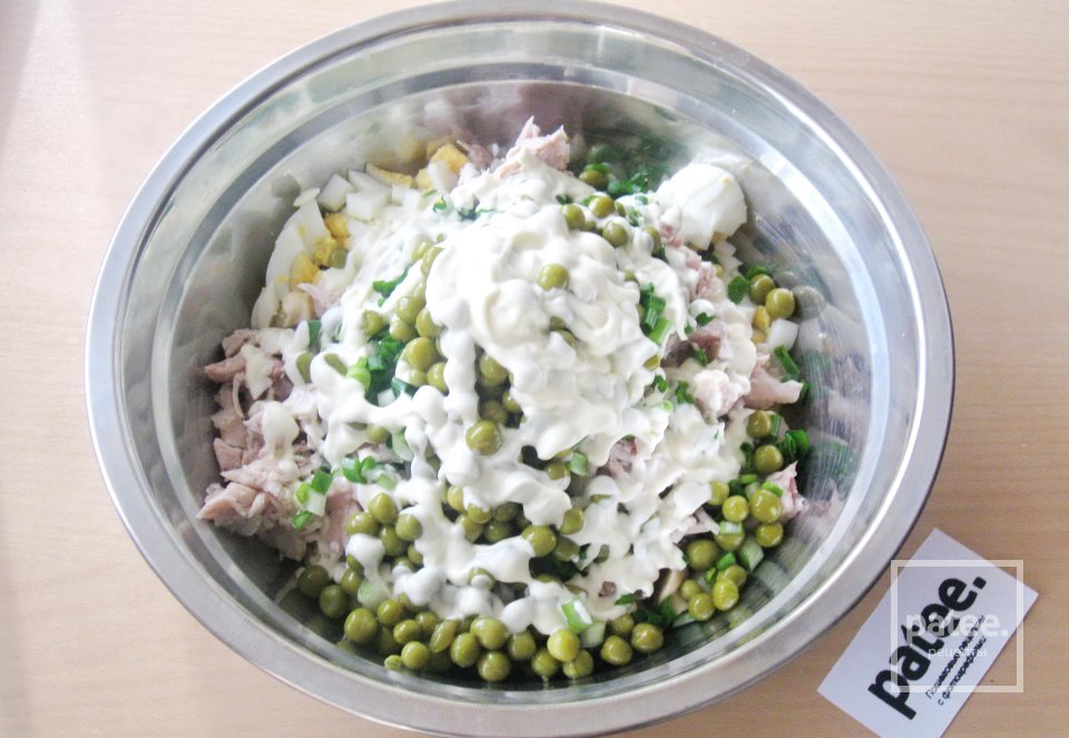 Салат с отварной курицей и маринованными грибами - Шаг 11