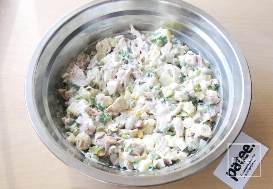 Салат с отварной курицей и маринованными грибами - Шаг 12