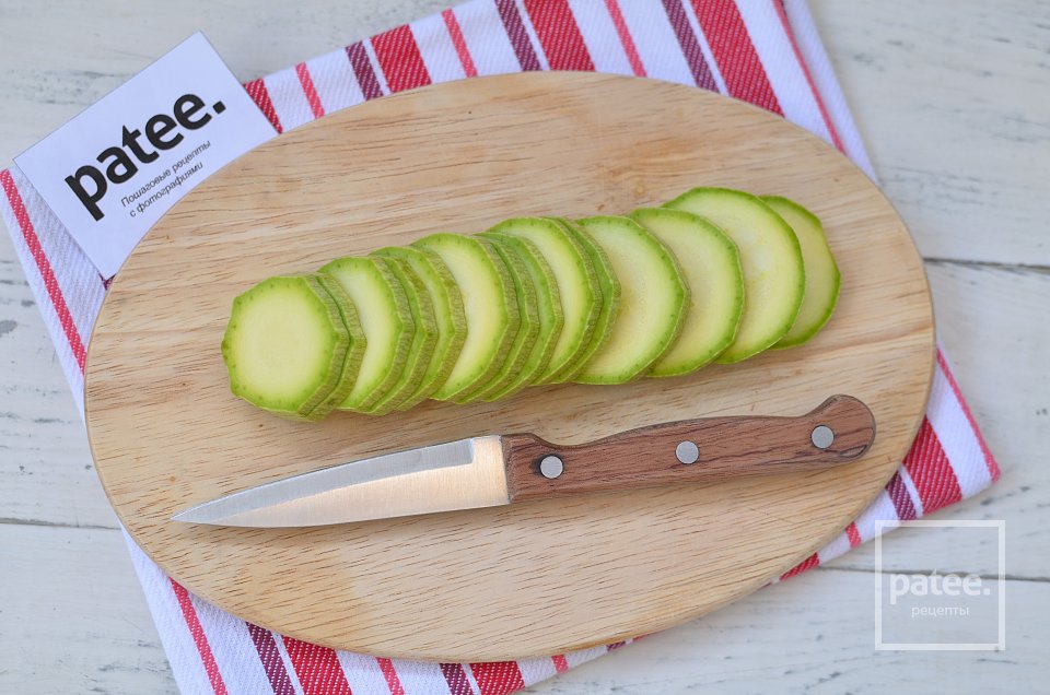  Kolokithopita. Греческий пирог с фетаксой и кабачком на рисовой подушке - Шаг 10