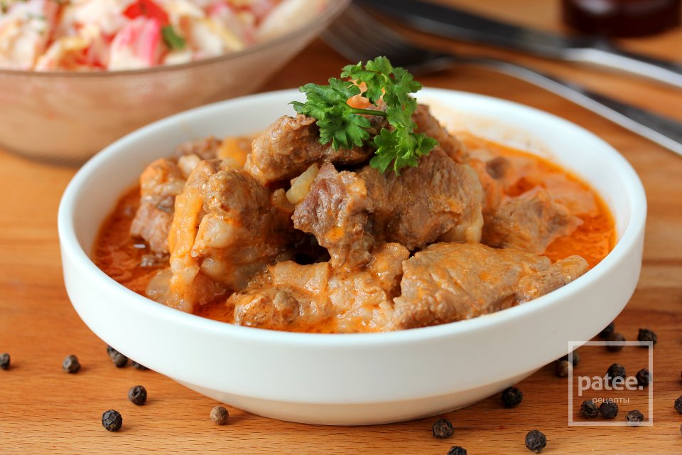 армянский гуляш. гуляш из свинины с подливкой на сковороде. свинина в соусе в мультиварке рецепты. томленая говядина с овощами. гуляш из свинины.