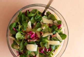 Итальянский салат с грушей, грецким орехом и пармезаном.