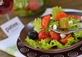 Салат с овощами и мягкой брынзой
