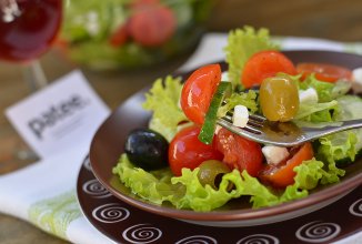 Салат с овощами и мягкой брынзой