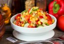 Овощной салат с кукурузой и горошком