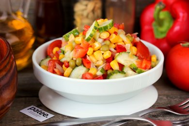 Рецепт Овощной салат с кукурузой и горошком