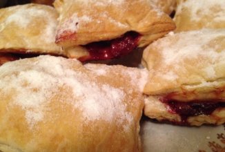Слоеные пирожки с вишней