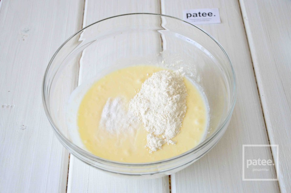 Маффины с черной смородиной и шоколадом - Шаг 6