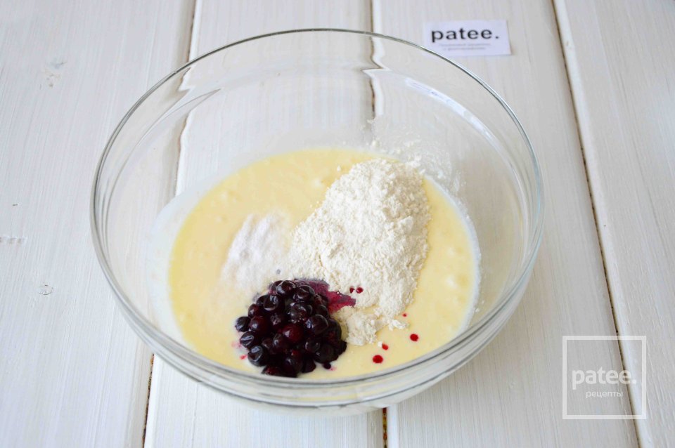 Маффины с черной смородиной и шоколадом - Шаг 7