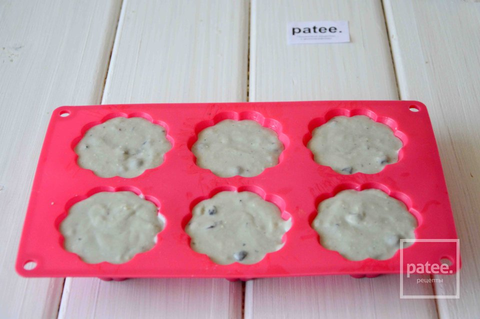 Маффины с черной смородиной и шоколадом - Шаг 9