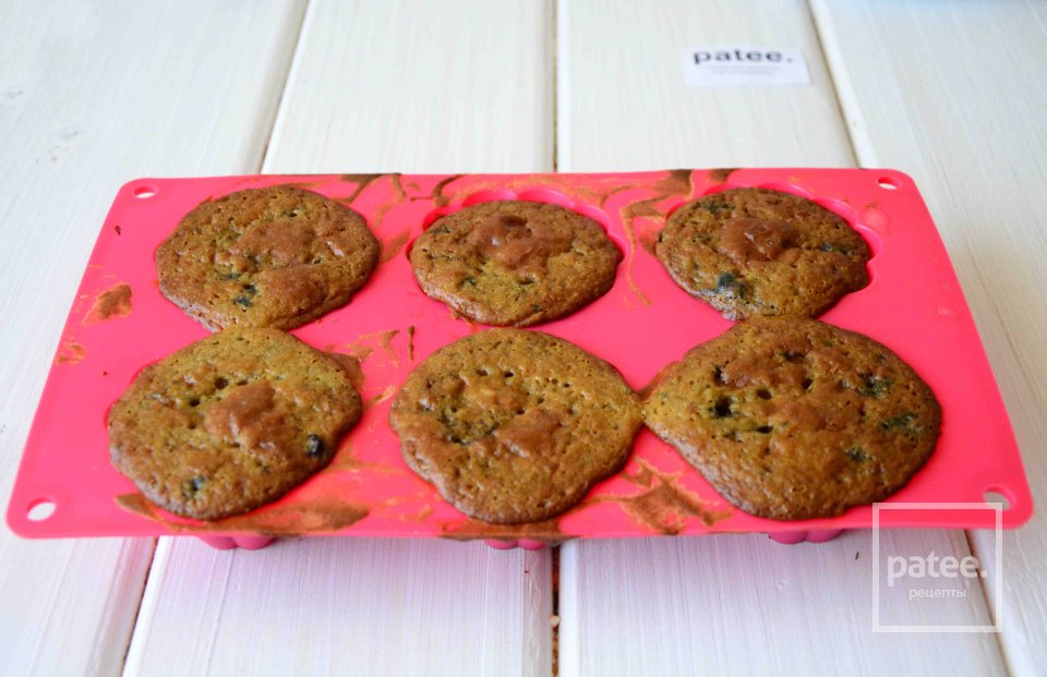 Маффины с черной смородиной и шоколадом - Шаг 10