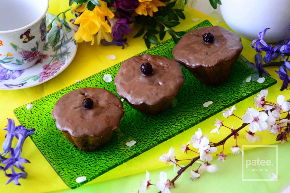 Маффины с черной смородиной и шоколадом - Шаг 14