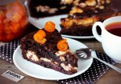 Шоколадный пирог с творожной начинкой и вишней