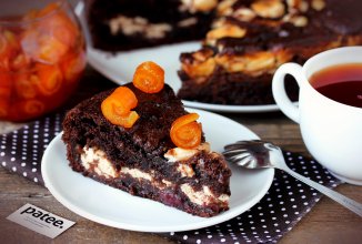 Шоколадный пирог с творожной начинкой и вишней