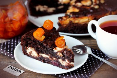 Рецепт Шоколадный пирог с творожной начинкой и вишней
