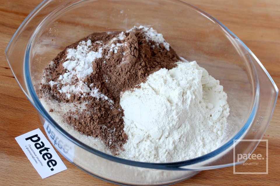 Шоколадный пирог с творожной начинкой и вишней - Шаг 4