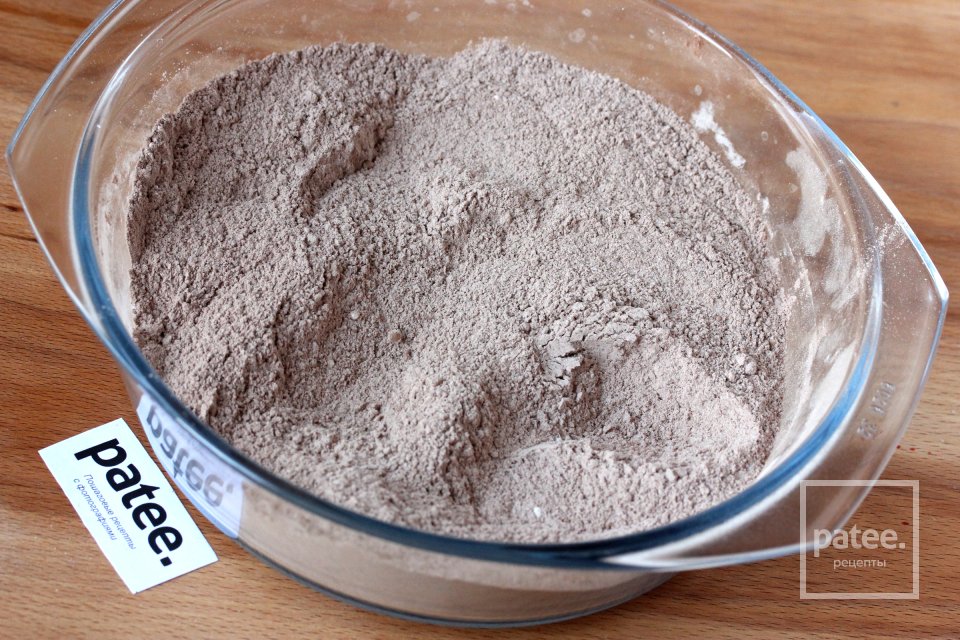 Шоколадный пирог с творожной начинкой и вишней - Шаг 5