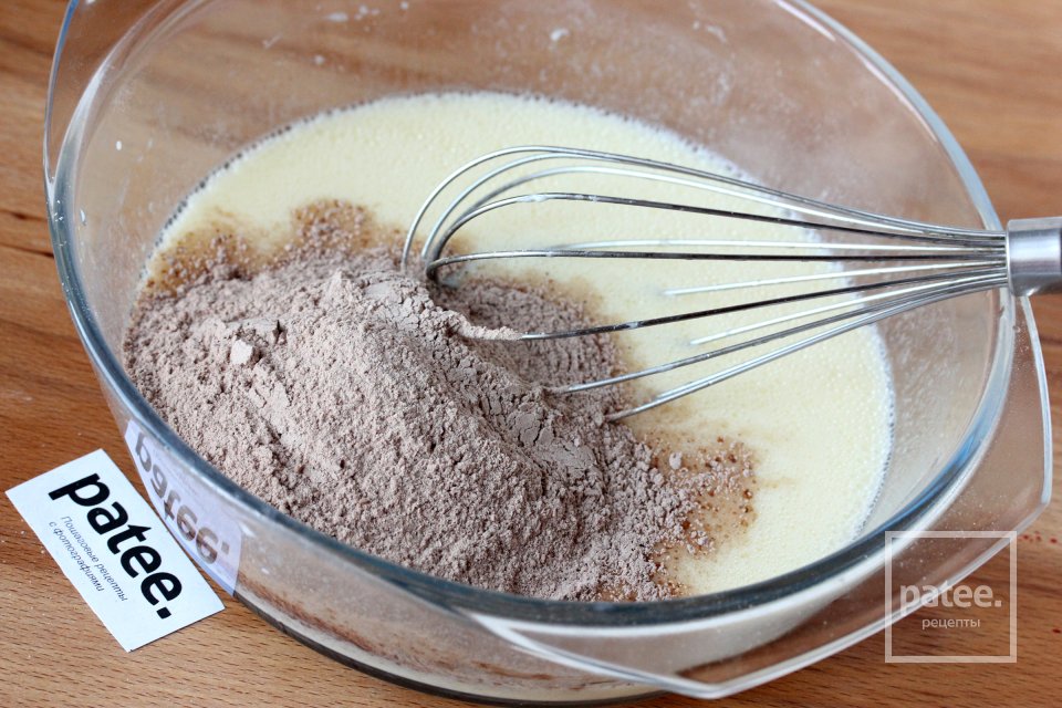 Шоколадный пирог с творожной начинкой и вишней - Шаг 8