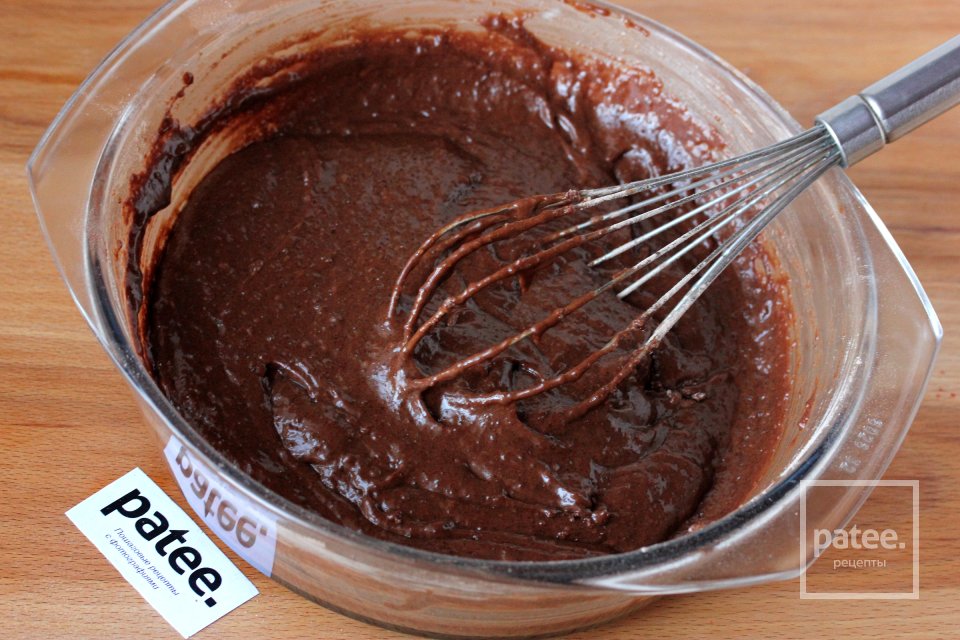 Шоколадный пирог с творожной начинкой и вишней - Шаг 9
