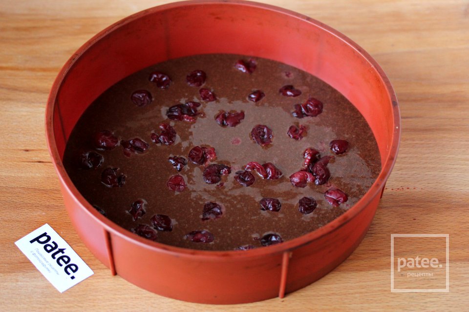 Шоколадный пирог с творожной начинкой и вишней - Шаг 12