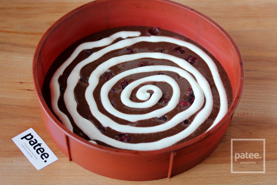 Шоколадный пирог с творожной начинкой и вишней - Шаг 13