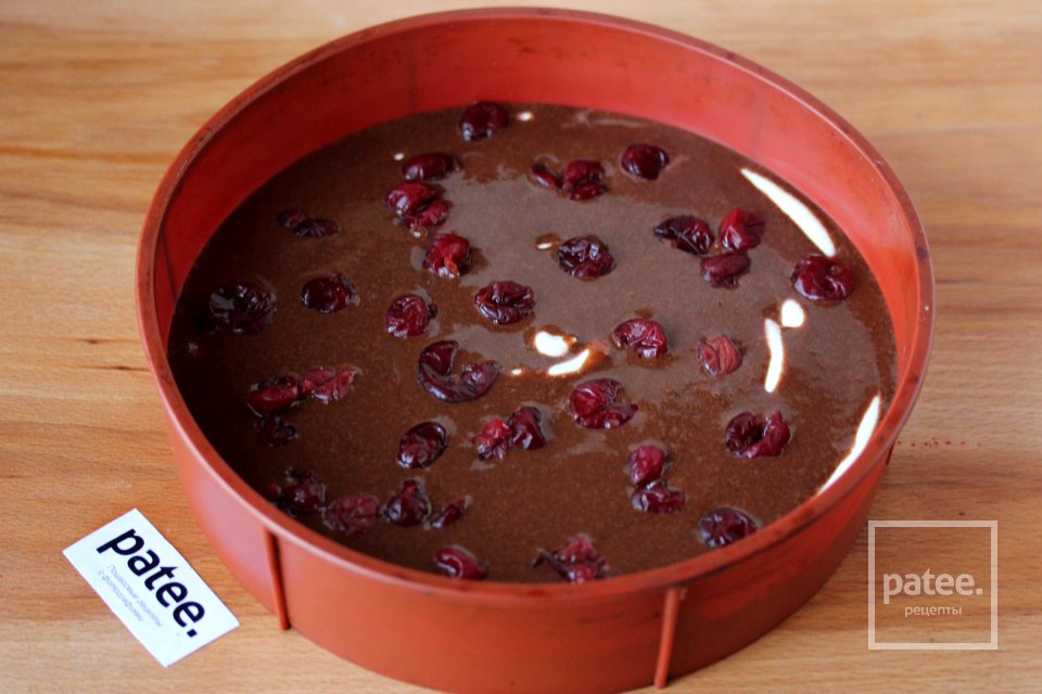Шоколадный пирог с творожной начинкой и вишней - Шаг 14