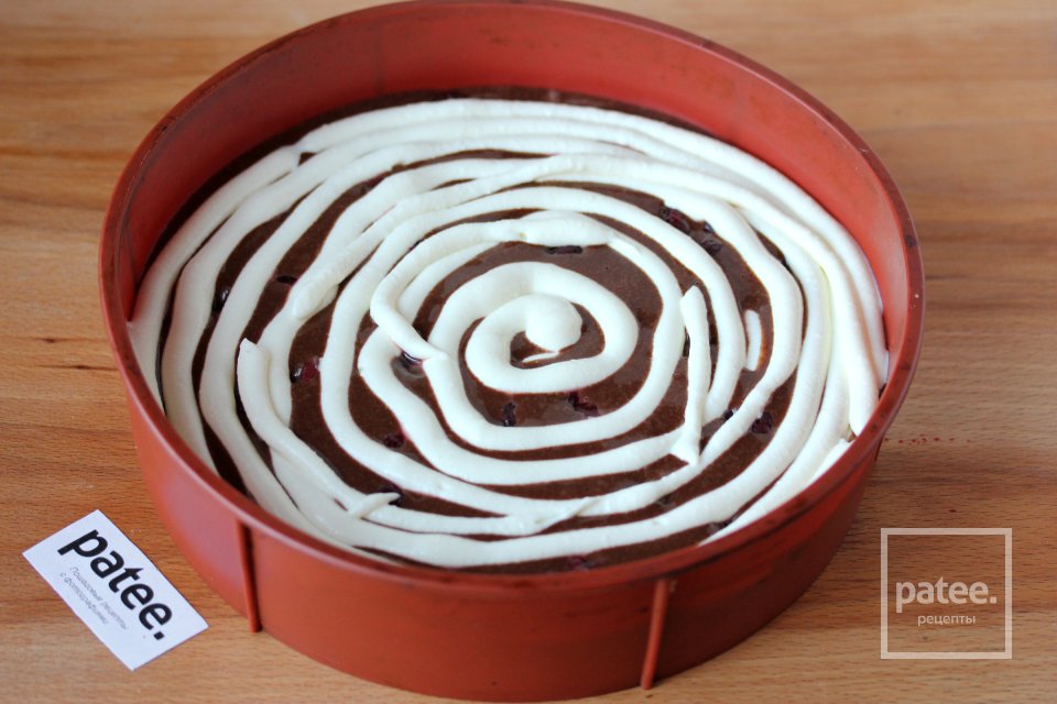 Шоколадный пирог с творожной начинкой и вишней - Шаг 15