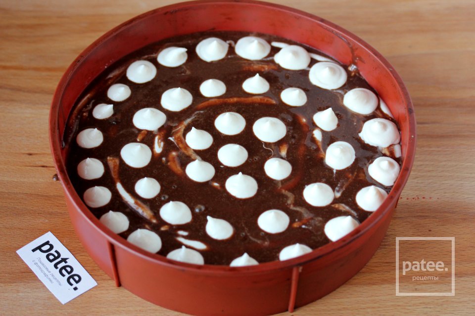 Шоколадный пирог с творожной начинкой и вишней - Шаг 16