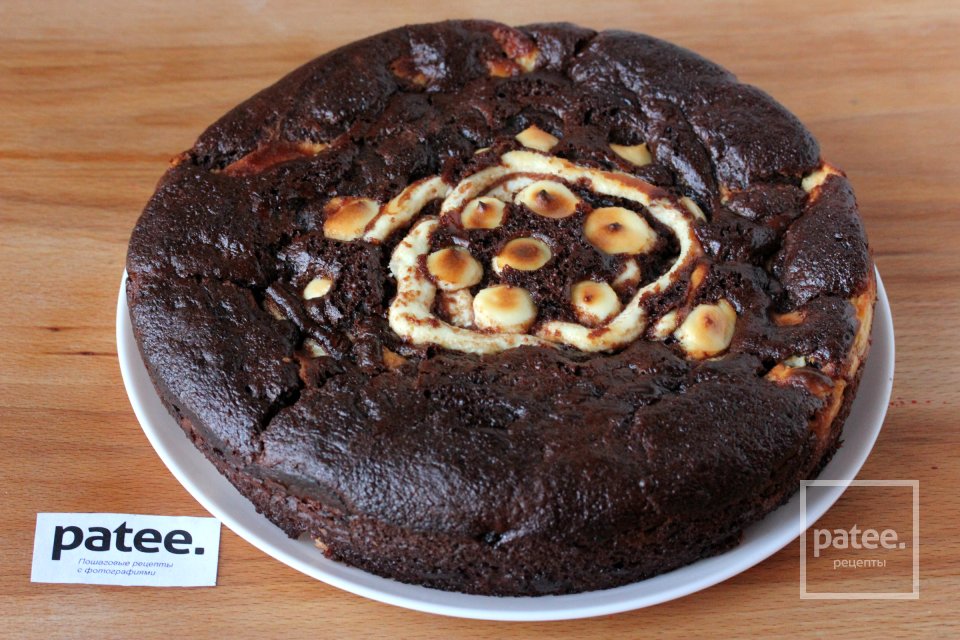 Шоколадный пирог с творожной начинкой и вишней - Шаг 17