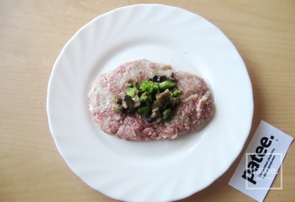 Зразы мясные с грибами и брокколи - Шаг 9