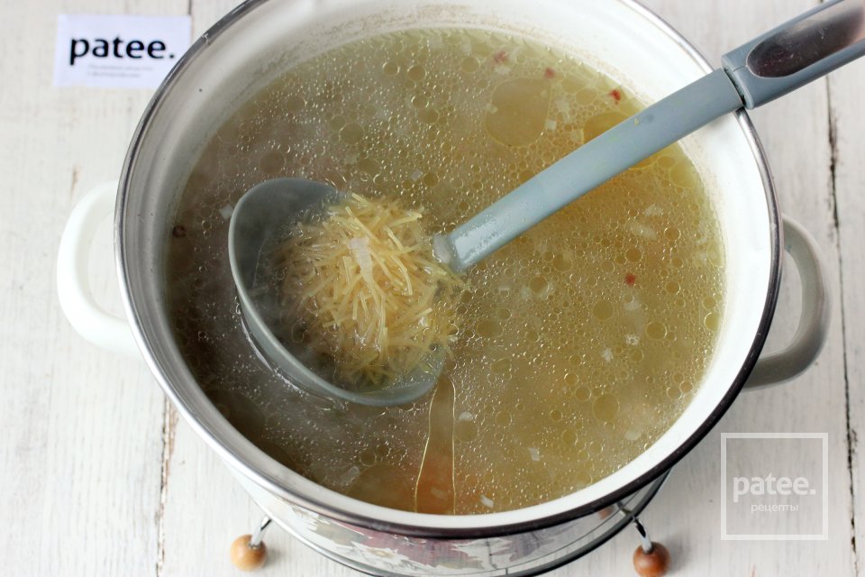 Лёгкий суп с куриными сердечками и вермишелью - Шаг 7