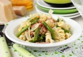 Фузилли с копчёной свиной грудинкой и стручковой фасолью