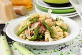 Фузилли с копчёной свиной грудинкой и стручковой фасолью
