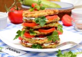 Оладьи из кабачков с плавленным сыром и сметанным соусом