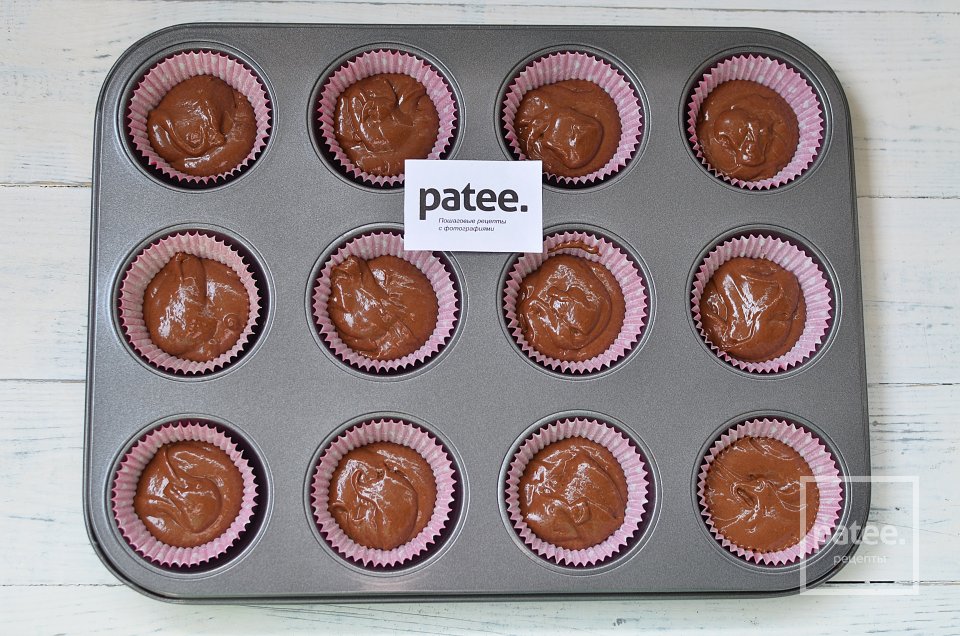 Шоколадные маффины с творожной начинкой - Шаг 8