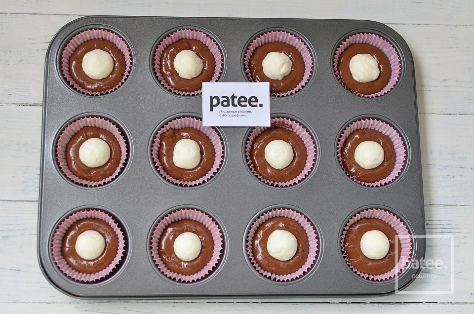 Шоколадные маффины с творожной начинкой - Шаг 9
