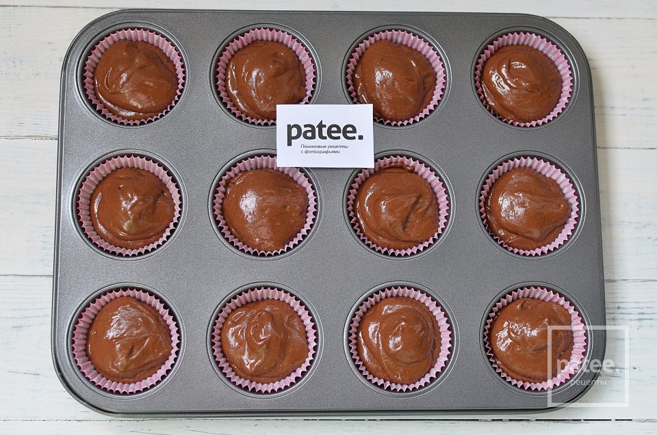Шоколадные маффины с творожной начинкой - Шаг 10