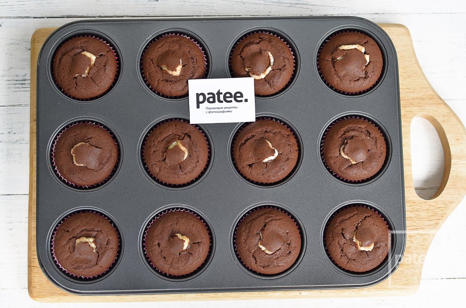 Шоколадные маффины с творожной начинкой - Шаг 11