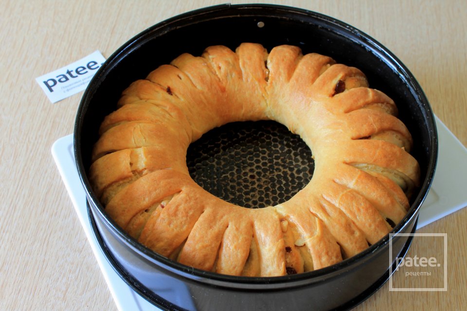 Пасхальное кольцо с изюмом и орехами - Шаг 12