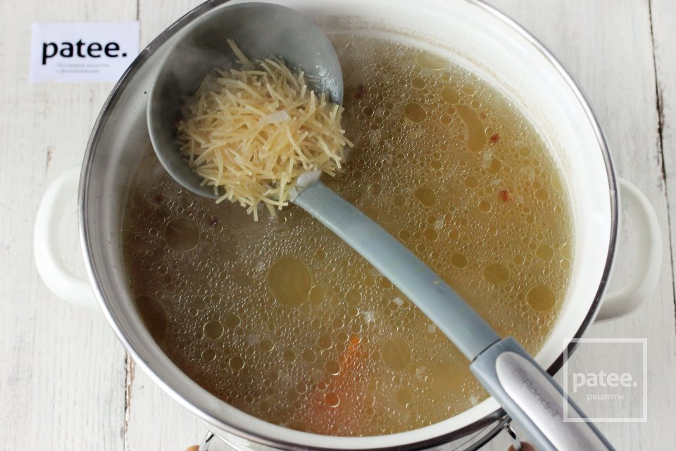 Лёгкий суп с куриными сердечками и вермишелью - Шаг 8