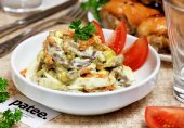 Салат из куриных желудков с яйцами и овощами