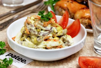 Салат из куриных желудков с яйцами и овощами